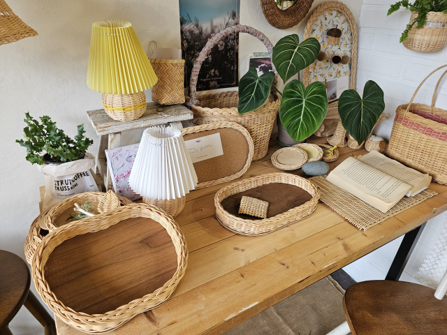 공방에 있는 여러 라탄 공예품인데, 여기 있는 트레이나 전등도 원데이 클래스로 만들어 볼 수 있어. 조경건 부산닷컴 기자