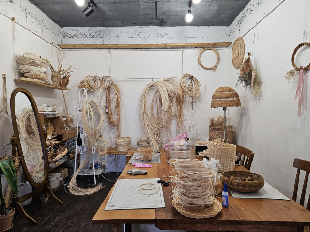 라탄 공방에 있는 환심들. 이런 환심은 소분해서 판매하기도 하니까, 손에 익고 나면 집에서 혼자서 만들어 볼 수도 있겠더라고. 조경건 부산닷컴 기자