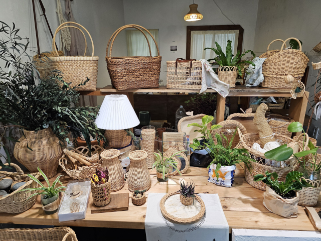 공방에 들어서면 보이는 라탄 공예품들. 정말 많지? 도토리 바구니 말고도 이런 다양한 공예품들을 만들어 볼 수 있어. 조경건 부산닷컴 기자