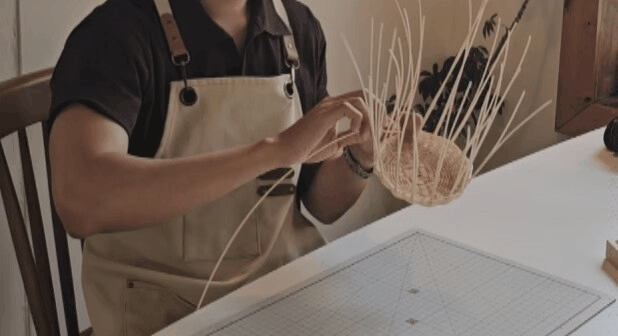 바닥을 완성한 뒤 바구니 옆면을 만들고 있어. 손가락으로 날대를 안쪽으로 구부리면서 엮으면 날대가 기둥처럼 세워지는데, 처음엔 익숙하지 않아서 애를 먹었지만 반복 작업 특성상 금세 적응이 됐어. 조경건 부산닷컴 기자