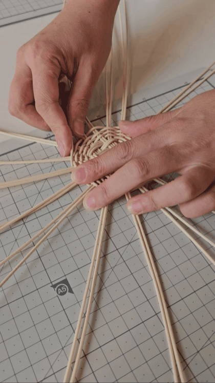 선생님이 보여 준 시범을 빠르게 재생한 영상이야. 사릿대를 날대 위아래로 교차하면서 바느질하듯 엮으면 서서히 면이 채워지는 거지. 조경건 부산닷컴 기자