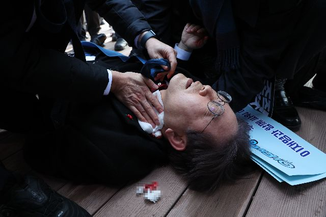 이재명 더불어민주당 대표가 부산 강서구 가덕도 대항전망대에서 괴한의 흉기 피습으로 쓰러져 고통스러워하고 있다. 이 대표는 이날 부산 가덕신공항 부지를 방문, 기자들과 만나 질의응답을 마친 뒤 차량으로 이동하는 과정에서 목 부위를 흉기로 습격받았다. 정종회 기자 jjh@