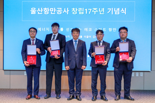 5일 울산항만공사(UPA) 다목적홀에서 열린 ‘UPA 창립 17주년 기념식’에서 ‘2023년도 저속운항 참여 우수업체 시상식’이 함께 열렸다(가운데 김재균 UPA 사장). UPA 제공