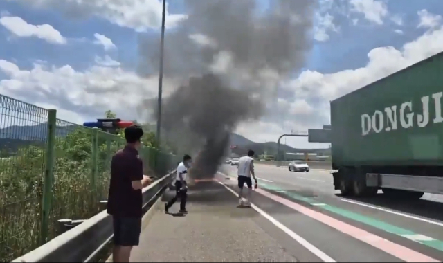 5일 오후 1시 40분께 남해고속도로 부산 방향 함안휴게소 부근에서 차량 화재가 발생했다. 부산소방재난본부 제공