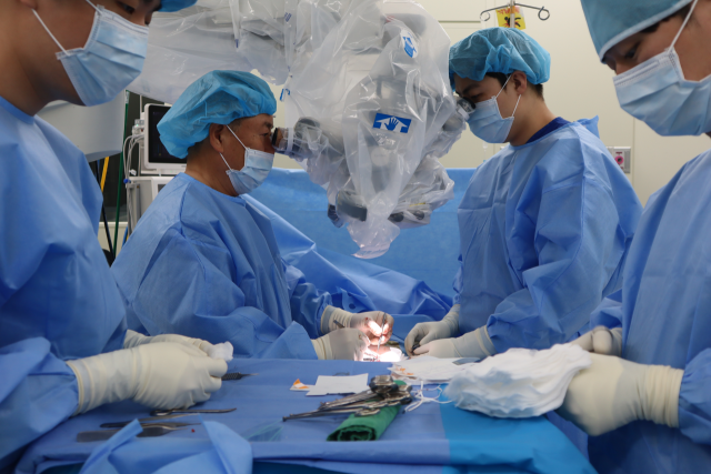 센텀종합병원 비뇨의학과 박남철 원장이 현미경적 미세정관복원술을 시행하고 있다. 센텀종합병원 제공