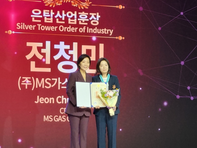 지난 1일 서울 신라호텔에서 열린 ‘제3회 여성기업주간 개막식’에서 은탑산업훈장을 받은 전청민(오른쪽) (주)MS가스 대표가 오영주 중기부 장관과 기념촬영을 하고 있다. MS가스 제공