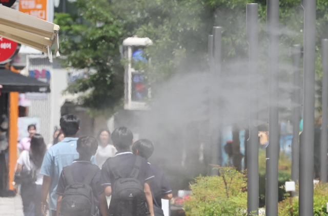 울산에 폭염주의보가 발효된 지난 4일 울산 남구 삼산동 디자인거리에 인공 안개를 만들어 주변 온도를 낮추는 쿨링포그 시스템이 가동되고 있다. 연합뉴스