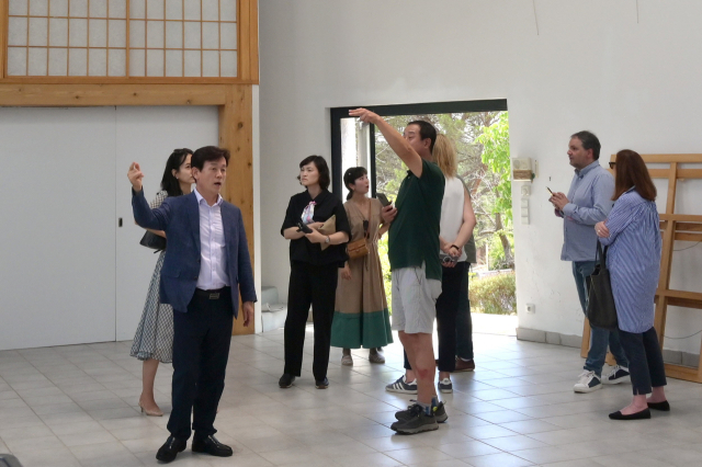 조 시장은 프랑스 투레트 시에 있는 故 이성자 화백의 작업실 ‘아틀리에 은하수’를 직접 방문하기도 했다. 진주시 제공
