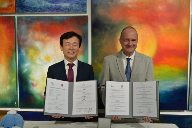 진주시와 프랑스 투레트 시가 지난 1일(이하 현지 시각) 양 지역 간 문화·관광·교육 분야 교류를 위한 우호도시 교류의향서를 체결했다. 진주시 제공