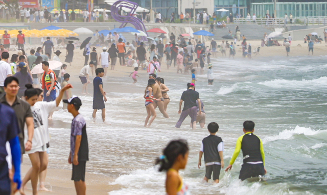 개장 후 첫 주말을 맞은 7일 부산 해운대해수욕장을 찾은 피서객들이 해수욕을 즐기고 있다. 김종진 기자 kjj1761@