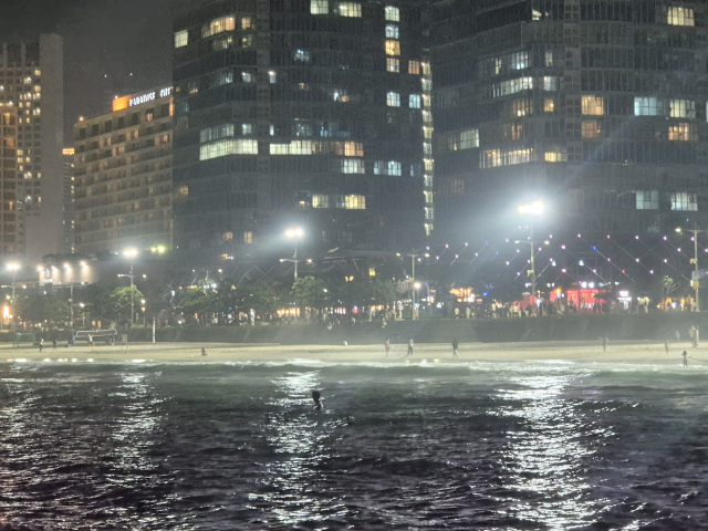 5일 오후 10시 30분께 술을 마신 채 야간 입수가 금지된 부산 해운대구 해운대해수욕장에 뛰어든 60대 여성이 약 10분 만에 바다 밖으로 나왔다. 독자 제공