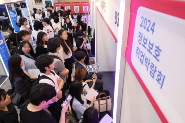 지난 5월 구직자들이 취업박람회를 찾아 일자리를 구하고 있다. 부산일보DB