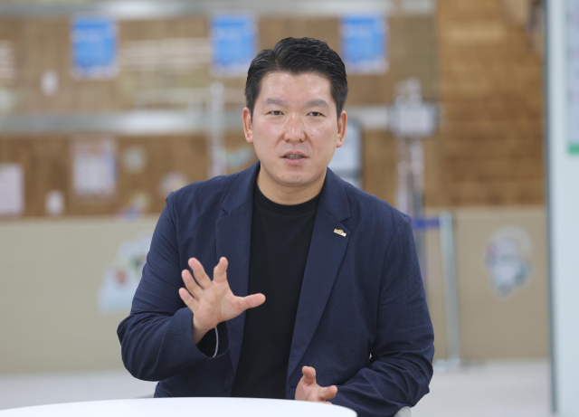 지난달 24일 부산 동래구 낙민동 부산사회복지종합센터에서 <부산일보>와 인터뷰를 진행한 부산시사회복지사협회 김상덕 사무처장. 이재찬 기자 chan@