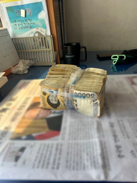 현금 7500만 원이 발견된 울산의 한 아파트 화단. 경찰은 현장 주변에 폴리스라인을 설치하고 돈의 출처를 조사 중이다(위). 발견된 5만 원권 현금 다발. 권승혁 기자·울산경찰청 제공