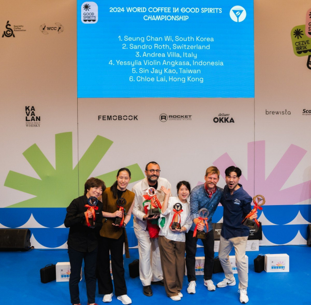 지난달 29일 덴마크 코펜하겐에서 열린 ‘2024 월드 커피 인 굿 스피릿 챔피언십’에서 우승한 위승찬(맨 오른쪽) 바리스타가 2~6위 선수들과 트로피를 들고 있다. WCC 제공