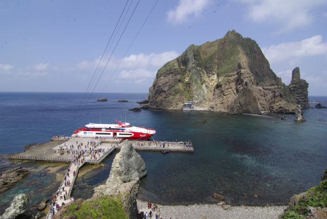 해양수산부 대통령 업무보고에서 2022년부터 '독도'라는 단어가 아예 사라졌다는 지적이 나왔다. 사진은 독도 탐방객 연안여객선 이용 모습. KOMSA 제공