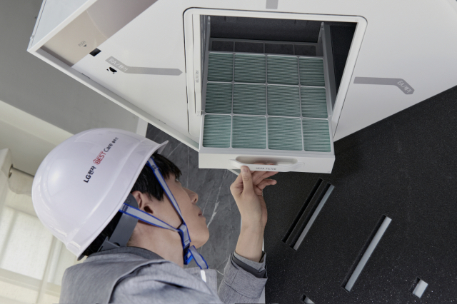 케어 전문가가 환기 시스템을 살펴보고 있다.LG전자 제공