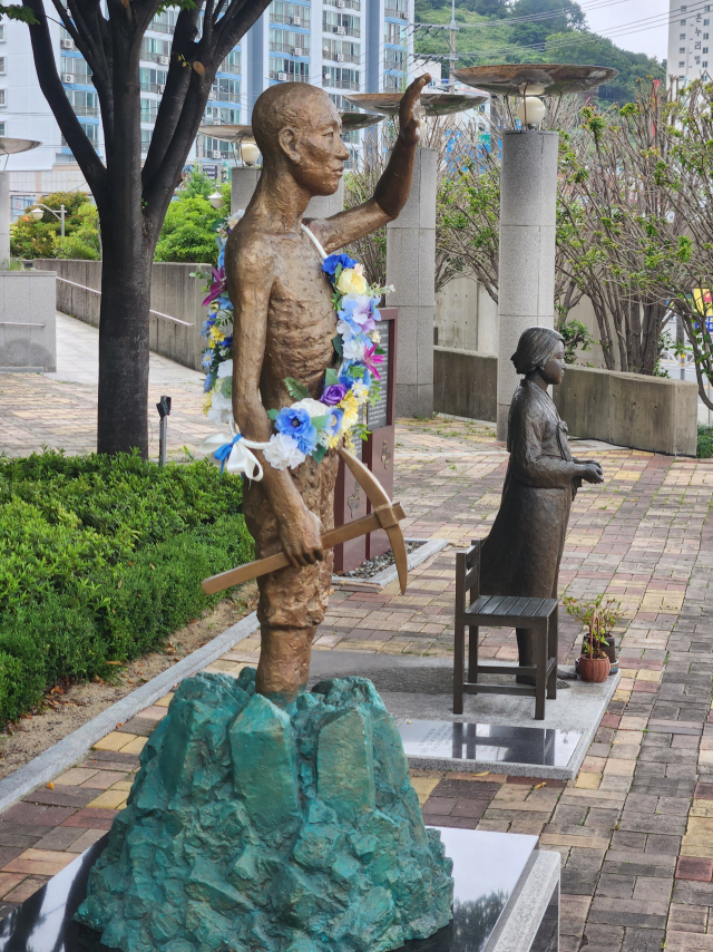 거제문화예술회관 내 평화의소녀상 옆에 건립된 일제강제징용노동자상. 거제 노동자상은 갈비뼈가 드러나는 깡마른 체구에 오른손엔 곡괭이를 들고 왼손으로 햇빛을 가리며 무엇가를 그리워하는 형상을 하고 있다. 부산일보DB