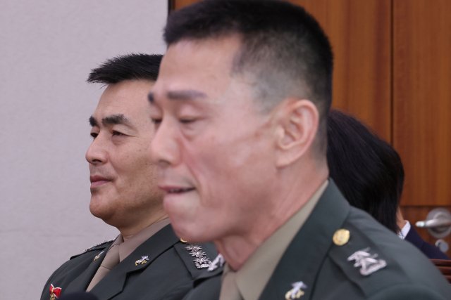 임성근 전 해병대 1사단장(오른쪽)이 지난달 21일 오전 국회 법제사법위원회에서 열린 ‘순직 해병 진상규명 방해 및 사건은폐 등의 진상규명을 위한 특별검사 임명법’(채상병특검법)에 대한 입법청문회에서 질의에 답하고 있다. 왼쪽은 박정훈 전 해병대 수사단장. 연합뉴스