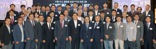 장영진 무역보험공사 사장(앞줄 왼쪽 여섯 번째)과 정인교 산업통상자원부 통상교섭본부장(앞줄 왼쪽 일곱 번째)이 8일 서울 중구 웨스틴조선호텔에서 열린 ‘수출성장 플래닛 발대식’에서 참석자들과 기념 촬영하고 있다. 산업부 제공