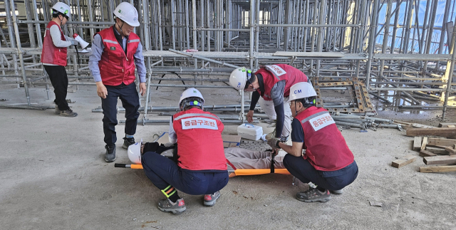 인천항만공사(IPA)가 지난 6월 26일 인천항 스마트물류센터 신축공사 현장에서 대호종합건설㈜ 등 시공업체와 함께 건설현장 재난대응훈련을 실시하고 있다. IPA 제공