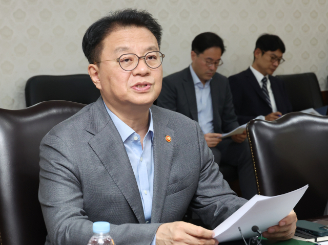 방기선 국무조정실장이 8일 오후 정부서울청사에서 열린 ‘보이스피싱·불법 사금융 척결 합동 TF 회의’에서 발언하고 있다. 연합뉴스