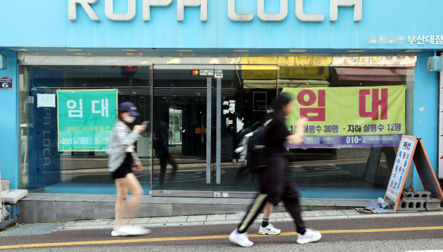 부산의 경기 침체로 자영업자 수가 급감하고 있다. 부산 대표 상권 중 공실률이 가장 높게 나타난 부산 금정구 부산대 앞 상권 점포 곳곳에 임대 안내문이 붙어 있다. 정종회 기자 jjh@