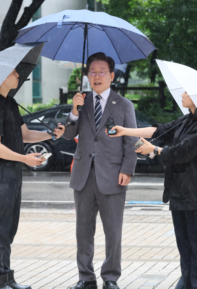 더불어민주당 이재명 전 대표가 8일 서울중앙지법에서 열린 ‘공직선거법 재판 위증교사 혐의’ 관련 1심 속행 공판에 출석하며 취재진 질문에 답하고 있다. 연합뉴스