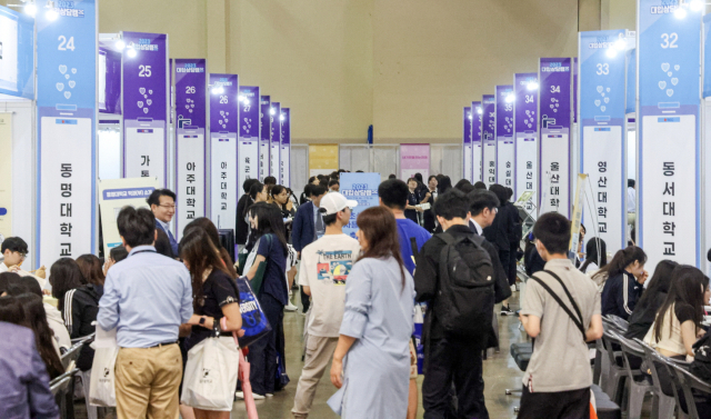 2025학년도 대입에서 전국 42개 대학은 수시모집 논술전형으로 1만 1266명을 선발한다. 지난해 7월 열린 부산시교육청 주최 2023 대입 상담캠프 모습. 부산일보DB