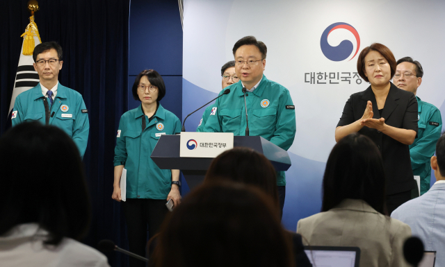 조규홍 보건복지부 장관이 8일 정부서울청사에서 취재진의 질문에 답하고 있다. 연합뉴스