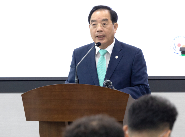 하윤수 부산교육감이 8일 오전 부산시교육청에서 취임 2주년 기자회견을 열고 전반기 성과와 향후 추진 정책 등을 설명하고 있다. 정대현 기자 jhyun@