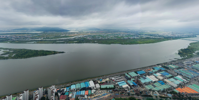 국가유산청이 '제2차 자연유산위원회'를 열어 부산시가 신청한 장낙·대저·엄궁대교 건설 사업 문화재보호구역 현상 변경 신청안을 보류했다. 8일 낙동강을 가로질러 강서구 명지동 에코델타시티와 사상구 엄궁동을 연결하는 엄궁대교 예정지. 김종진 기자 kjj1761@