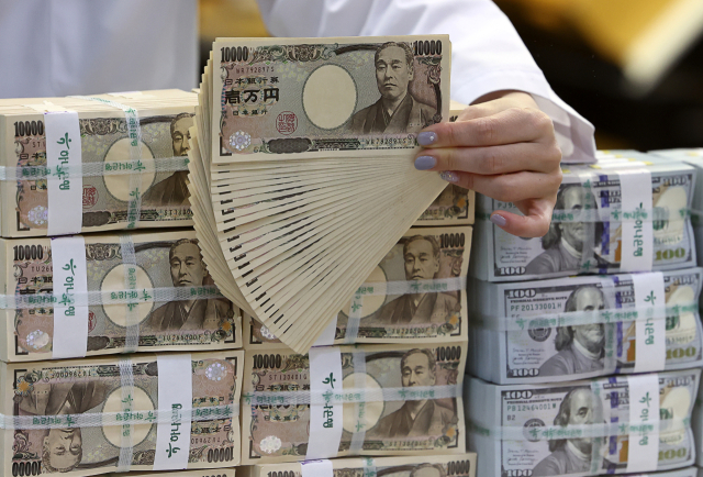 ‘역대급 엔저’에 일본으로 향하는 여행객이 늘어나면서 일본에서 쓴 카드 매출액이 작년의 2배를 넘어선 것으로 나타났다. 서울 중구 하나은행 위변조대응센터의 모습. 연합뉴스