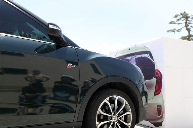 사진은 차량 급발진 의심 사고와 관련해 강원 강릉시 강릉교회 주차장에서 자동 긴급 제동장치'(AEB) 기능 재연시험을 진행하는 모습. 연합뉴스