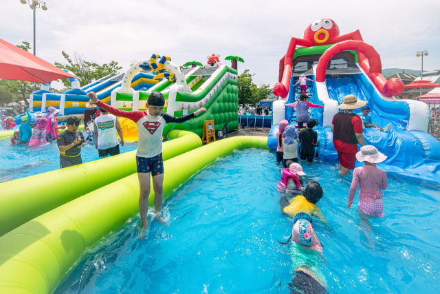 지난 6일부터 오는 8월 25일까지 부산 강서구 렛츠런파크 부산경남에서 워터파크가 운영된다. 한국마사회 제공