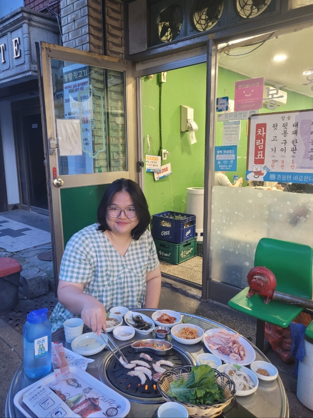 김해 한 달 여행하기 프로그램에 참여한 인도네시아인 아프리 씨가 김해 대표 먹거리인 뒷고기를 시식하고 있다. 김해시 제공