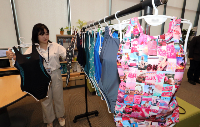 한국소비자원이 9일 오전 정부세종청사 공정거래위원회 기자실에서 소비자 선호도가 높은 브랜드의 여성용 수영복 10개 제품에 대한 기능성, 내구성 등 품질 및 안전성 시험 결과를 발표했다. 시험 결과, 기능성과 내구성에 제품 간 차이가 있었고 일부 제품은 표시사항 개선이 필요한 것으로 나타났다. 사진은 소비자원 직원이 시험 제품들을 살펴보는 모습. 연합뉴스