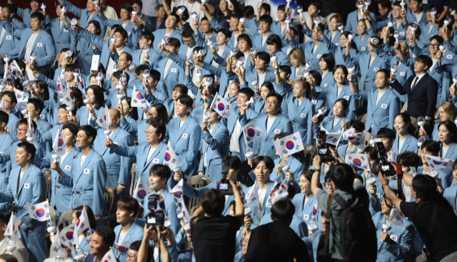 9일 오후 열린 2024 파리 하계올림픽 결단식에서 주요 내빈과 국가대표 선수들이 태극기를 흔들고 있다. 연합뉴스