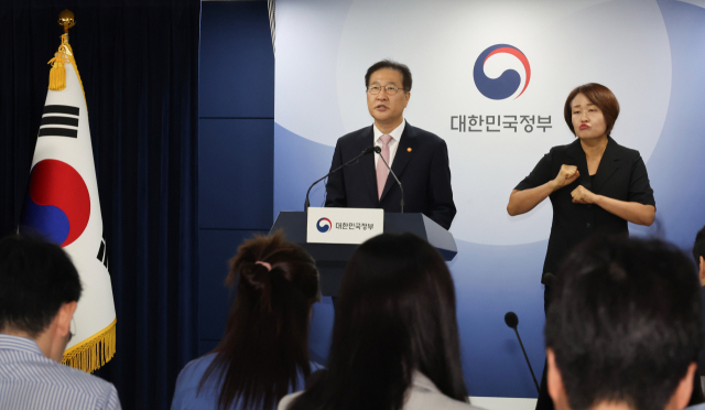 박성재 법무부 장관이 9일 서울 종로구 정부서울청사에서 채 상병 특검법안과 관련해 국무회의 의결 내용을 브리핑하고 있다. 연합뉴스