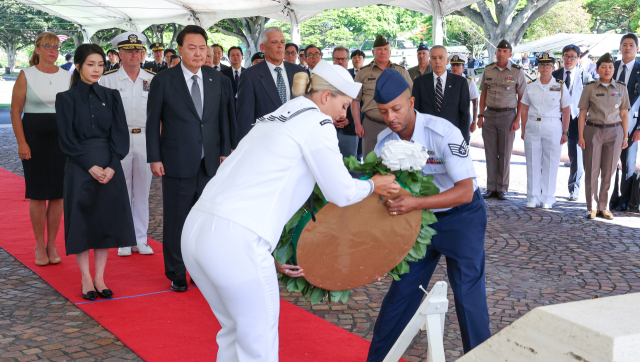 윤석열 대통령과 김건희 여사가 8일(현지시간) 미국 하와이 태평양국립묘지(펀치볼)를 방문해 헌화하고 있다. 연합뉴스