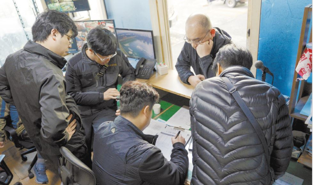 지난 4월 18일 오전 7시께 선사직원들이 생선을 내려놓을 위판장을 배정받기 위해 부산공동어시장 직원과 이야기를 나누고 있는 모습. 정수원 PD bluesky@