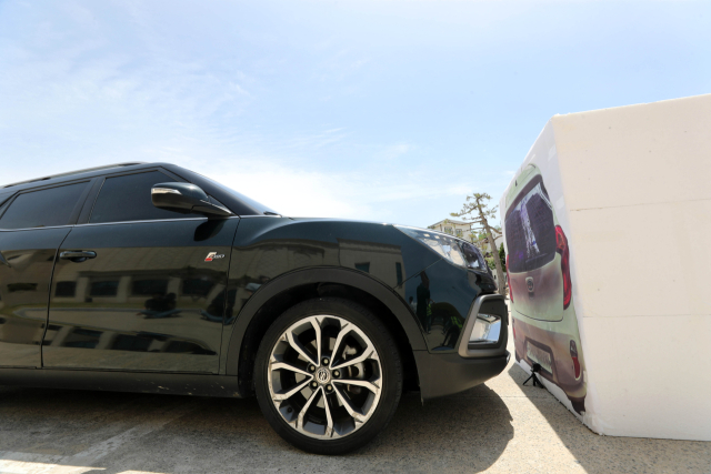 2022년 12월 이도현(사망 당시 12세) 군이 숨진 차량 급발진 의심 사고와 관련해 지난 5월 27일 사고 차량과 같은 2018년식 KGM ‘티볼리 에어’ 차량의 ‘자동 긴급 제동장치(AEB)’ 기능 재연시험 모습. 연합뉴스