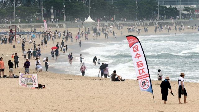 지난달 23일 입수금지 조치가 내려진 부산 해운대구 해운대해수욕장. 정종회 기자 jjh@