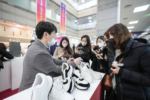지난해 부산진구청에서 열린 ‘개인 맞춤형 스마트신발 실증사업 체험행사’. 부산진구청 제공