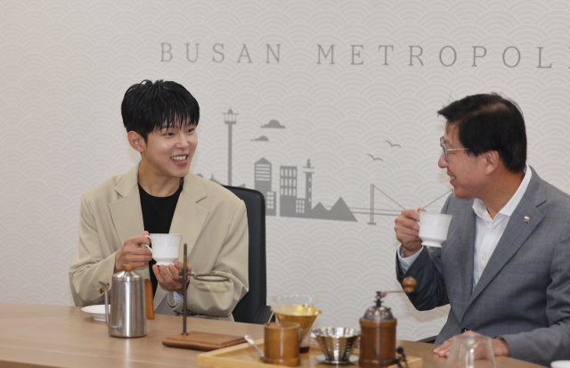 부산시는 ‘커피도시 부산’을 알릴 홍보대사로 가수 폴킴을 위촉하고 9일 오전 부산시청 국제의전실에서 위촉식을 가졌다. 이재찬 기자 chan@