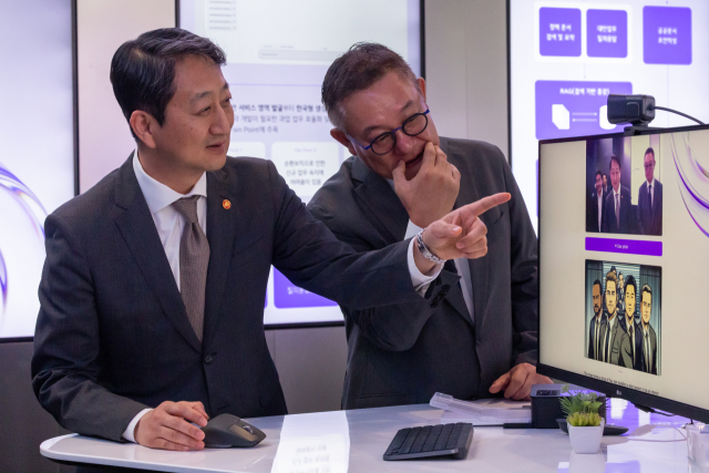 안덕근 산업통산자원부 장관(왼쪽)과 현신균 LG CNS 대표가 9일 오후 서울 LG 사이언스파크 Gen AI Studio를 방문해 캐리커쳐 카메라 프로그램을 체험하고 있다. 연합뉴스