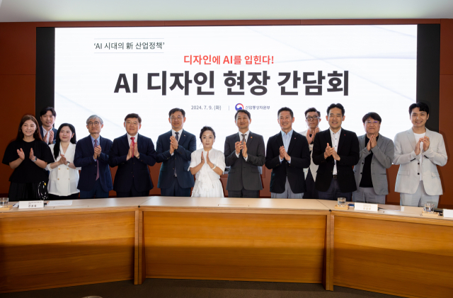 안덕근 산업통산자원부 장관(오른쪽 여섯 번째)을 비롯한 참석자들이 9일 오후 서울 LG 사이언스파크에서 열린 ‘AI 디자인 현장 간담회’에서 기념촬영을 하고 있다. 산업부 제공