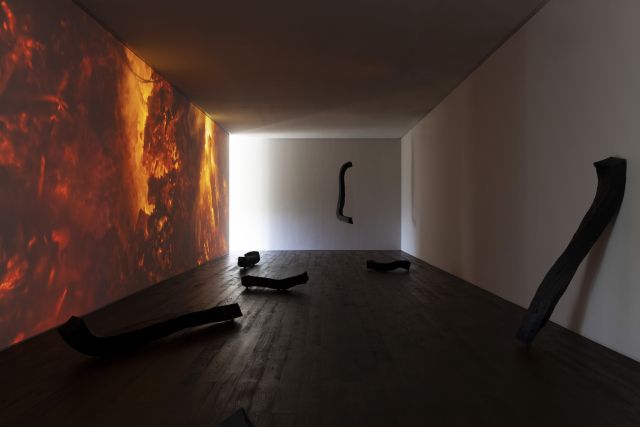 조현화랑 2층 18m 벽을 채운 영상 작품. 영상 앞은 이배 작가의 브론즈 조각들. 조현화랑 제공