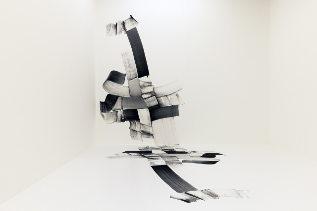 벽과 바닥에 그려진 ‘스트로크(붓질)’ 작품. 조현화랑 제공