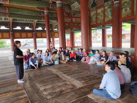 여름소설학교 참가자들이 경남 통영 세병관에서 안영란 문화해설사의 해설을 듣고 있다.